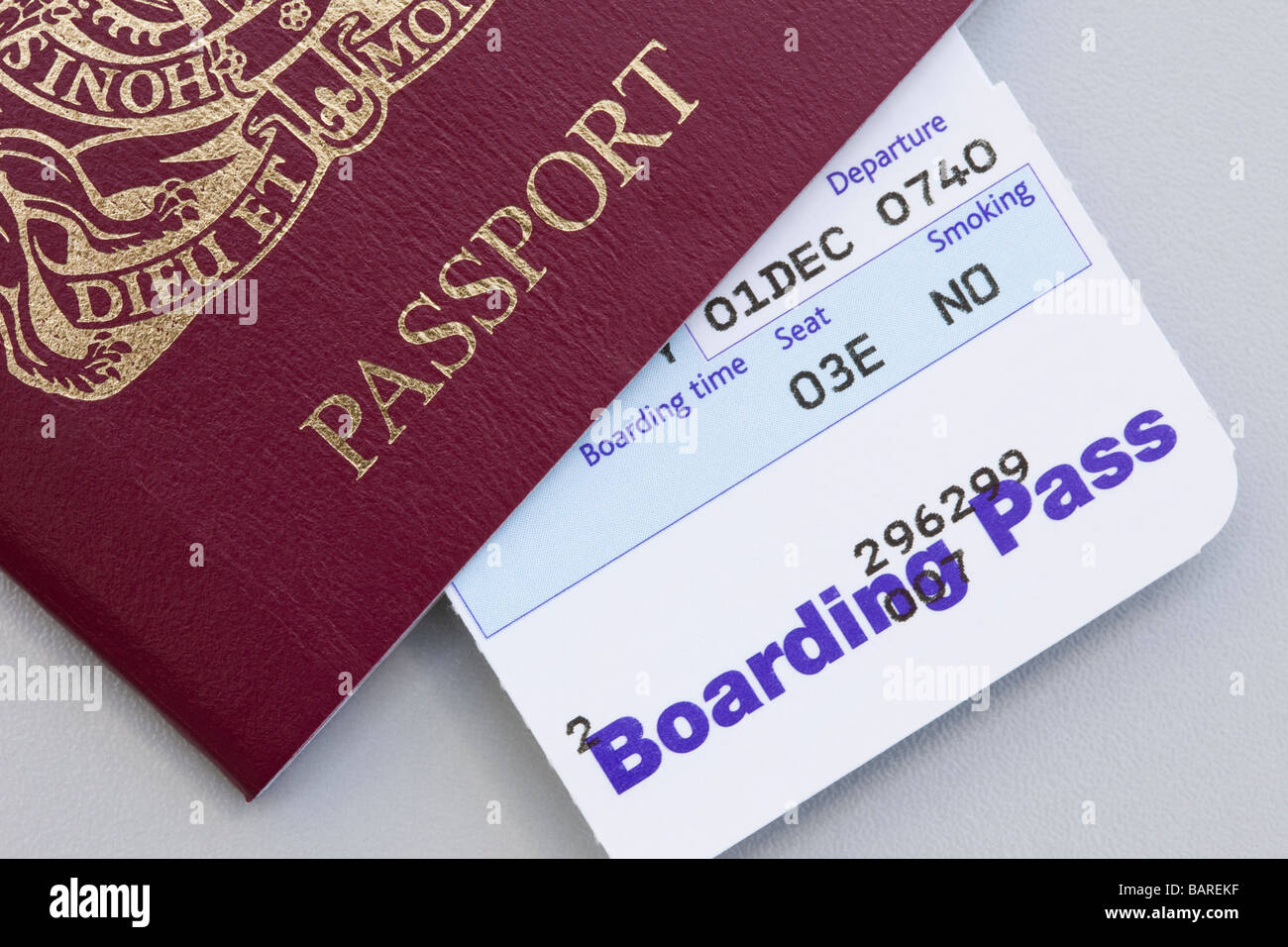 Vereinigtes Königreich British Reisepass mit dem Flugzeug Flug Bordkarte für Reisen ins Ausland aus England Großbritannien Großbritannien Stockfoto
