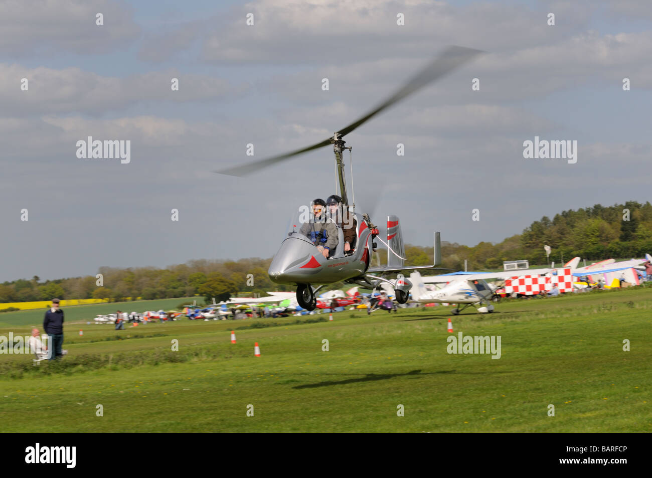 Gryroplane G-NAGG ausziehen aus Popham Flugplatz Stockfoto