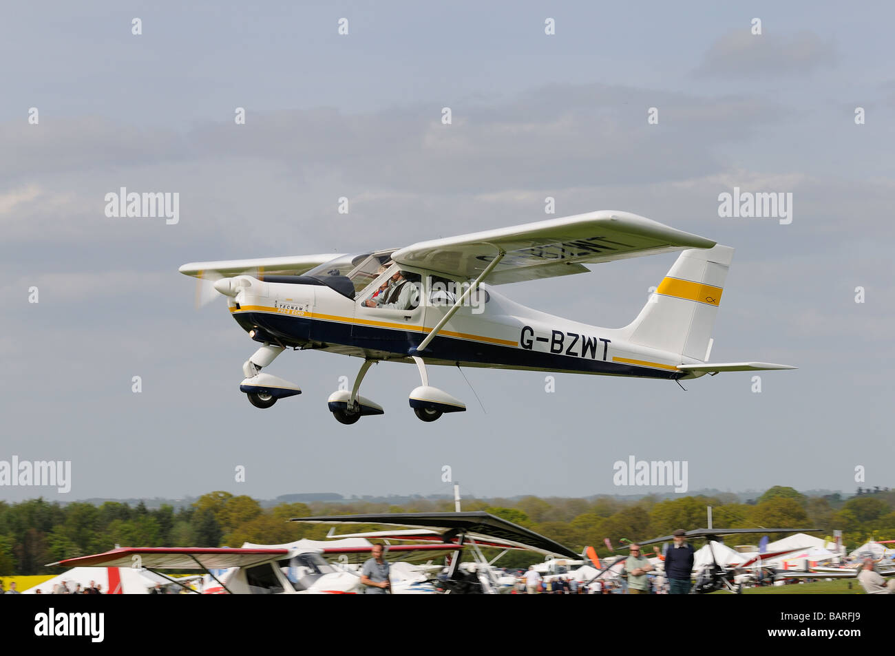 Cooper RF Tecnam P92 G-BZWT zieht vom Popham Flugplatz in Hampshire, England Stockfoto
