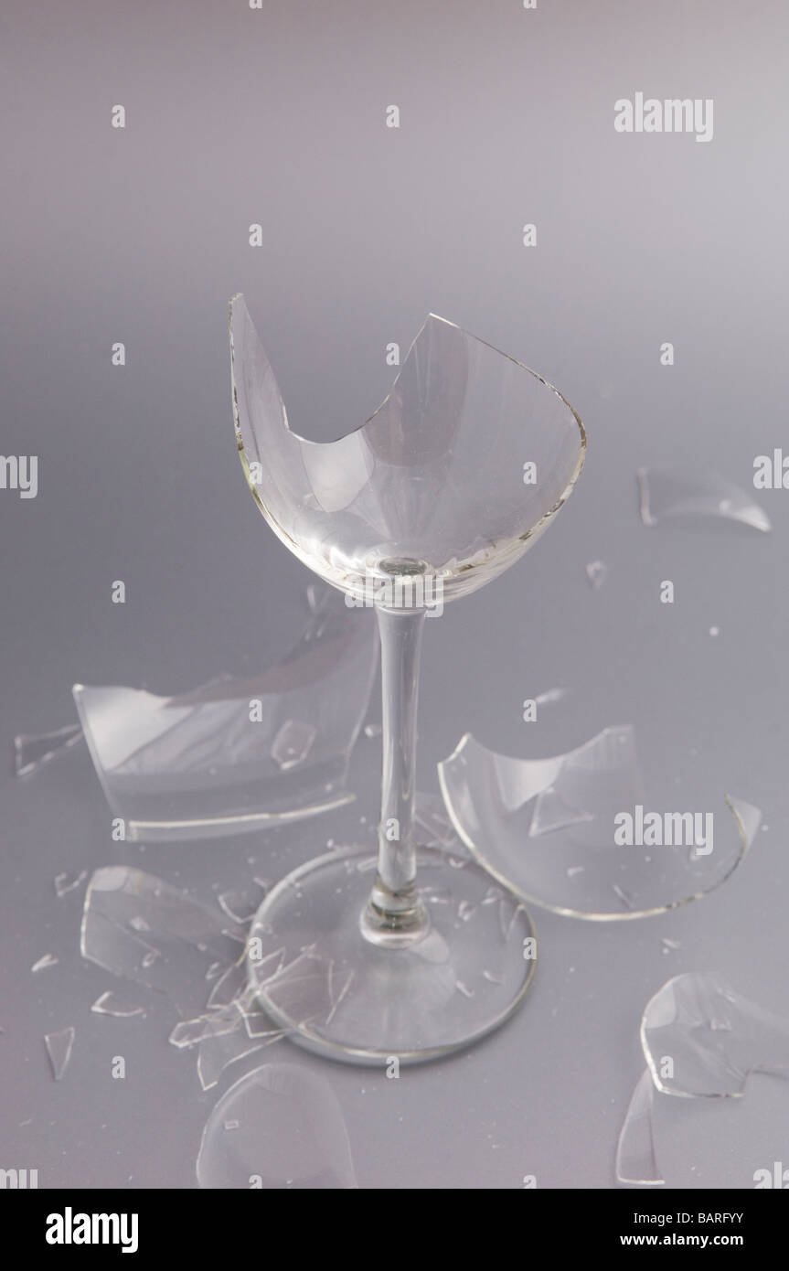 Zerbrochene Weinglas Stockfoto