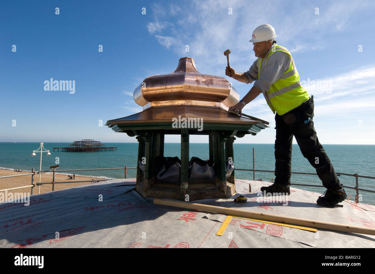 Ein Kupferschmied stellt die Kuppel des Brighton Bandstand direkt am Meer Stockfoto
