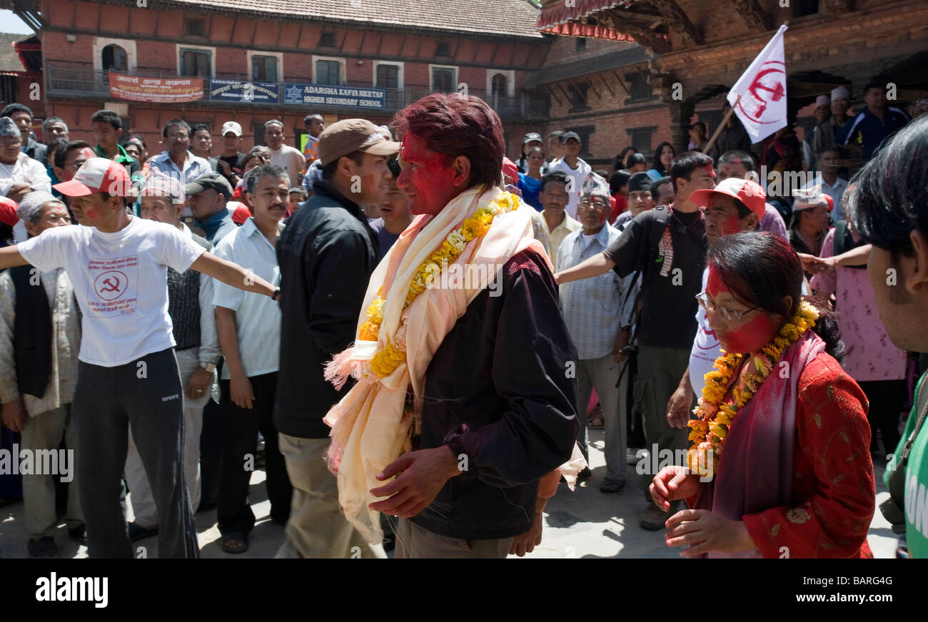 Maoistenführer feiert nach dem Wahlsieg in Nepal im April 2008. Stockfoto