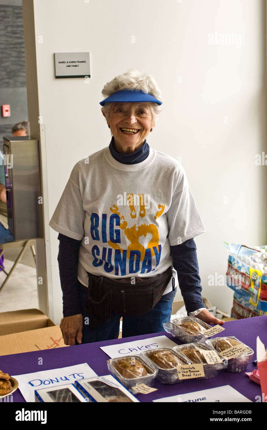 Ein freiwilliger Cookies und Donuts zu verkaufen, wie die Universität Synagoge, Big Sonntag Projekt in der Stadt Irvine, ca Volunteer Stockfoto