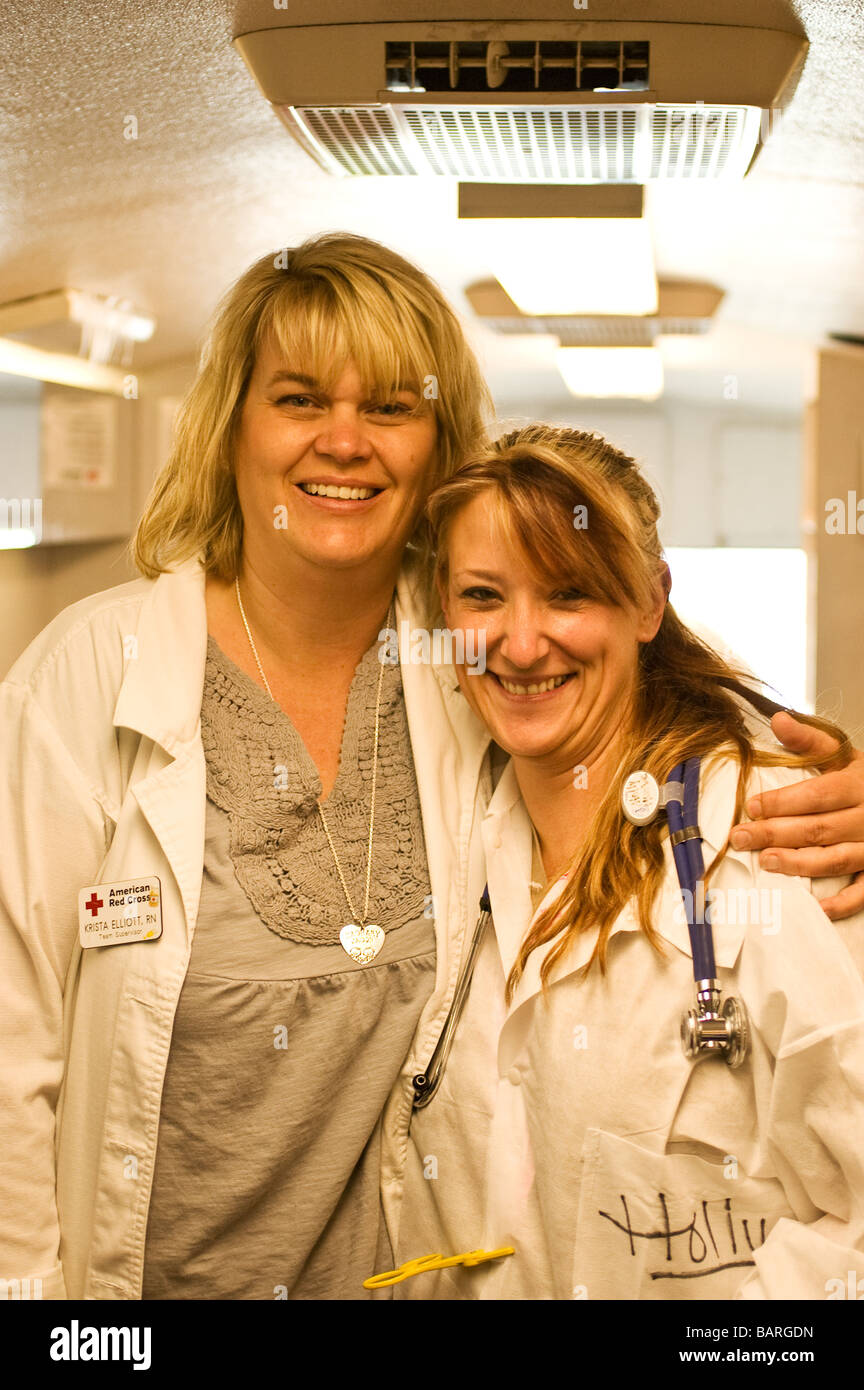 RN und einem Techniker durchatmen an der Universität Synagoge, großen Sonntag Freiwilligen-Projekt in der Stadt Irvine Stockfoto