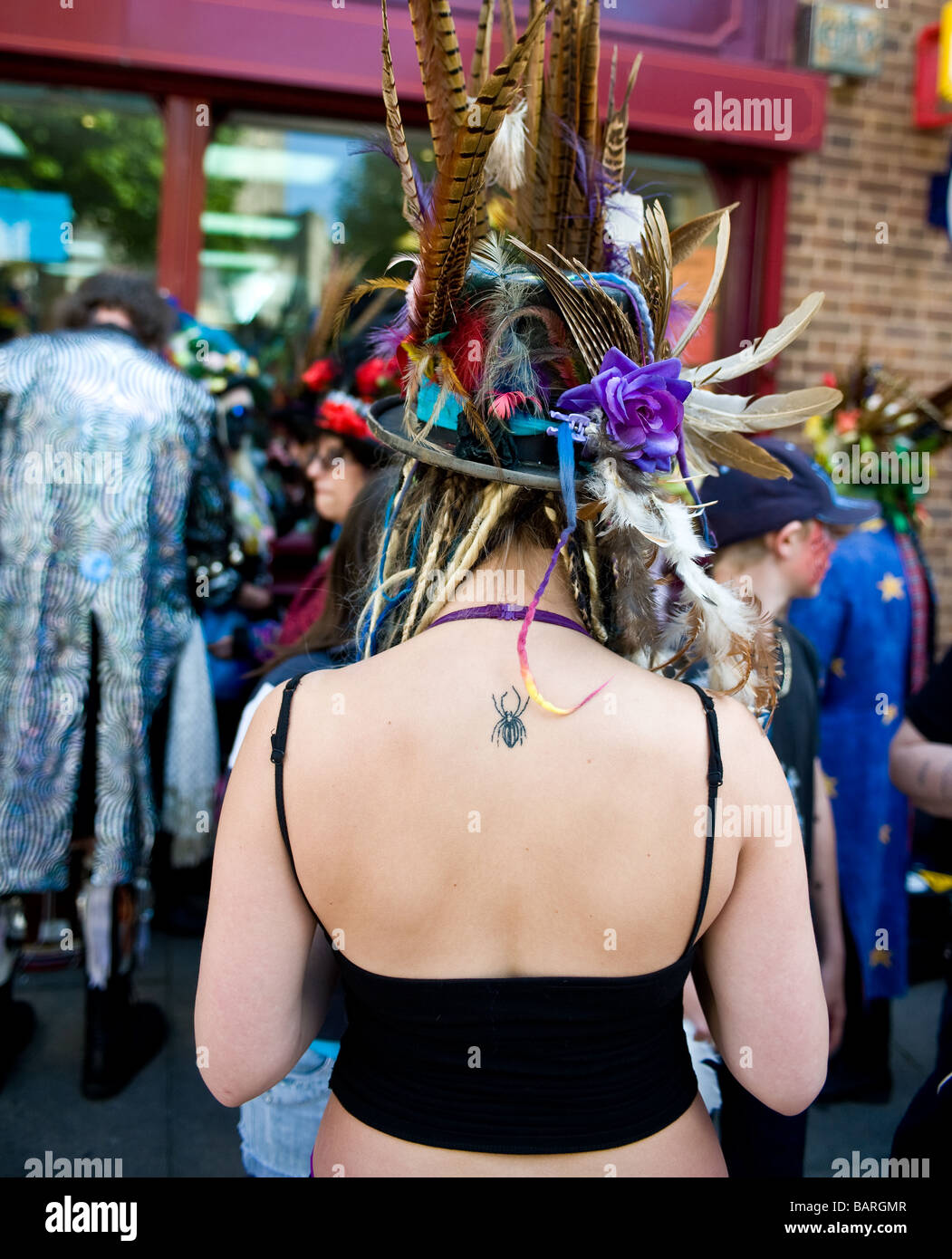 Ein kleines Tattoo auf dem Rücken eines Mitglieds der schwarzen Schwein Border Morris Seite fegt Festival Stockfoto