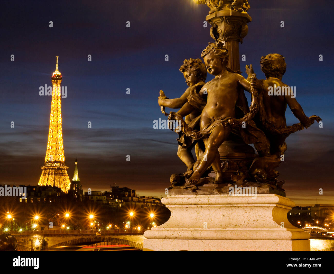 Statue an der Brücke Pont Alexander III mit dem Eiffelturm in der Ferne Stockfoto