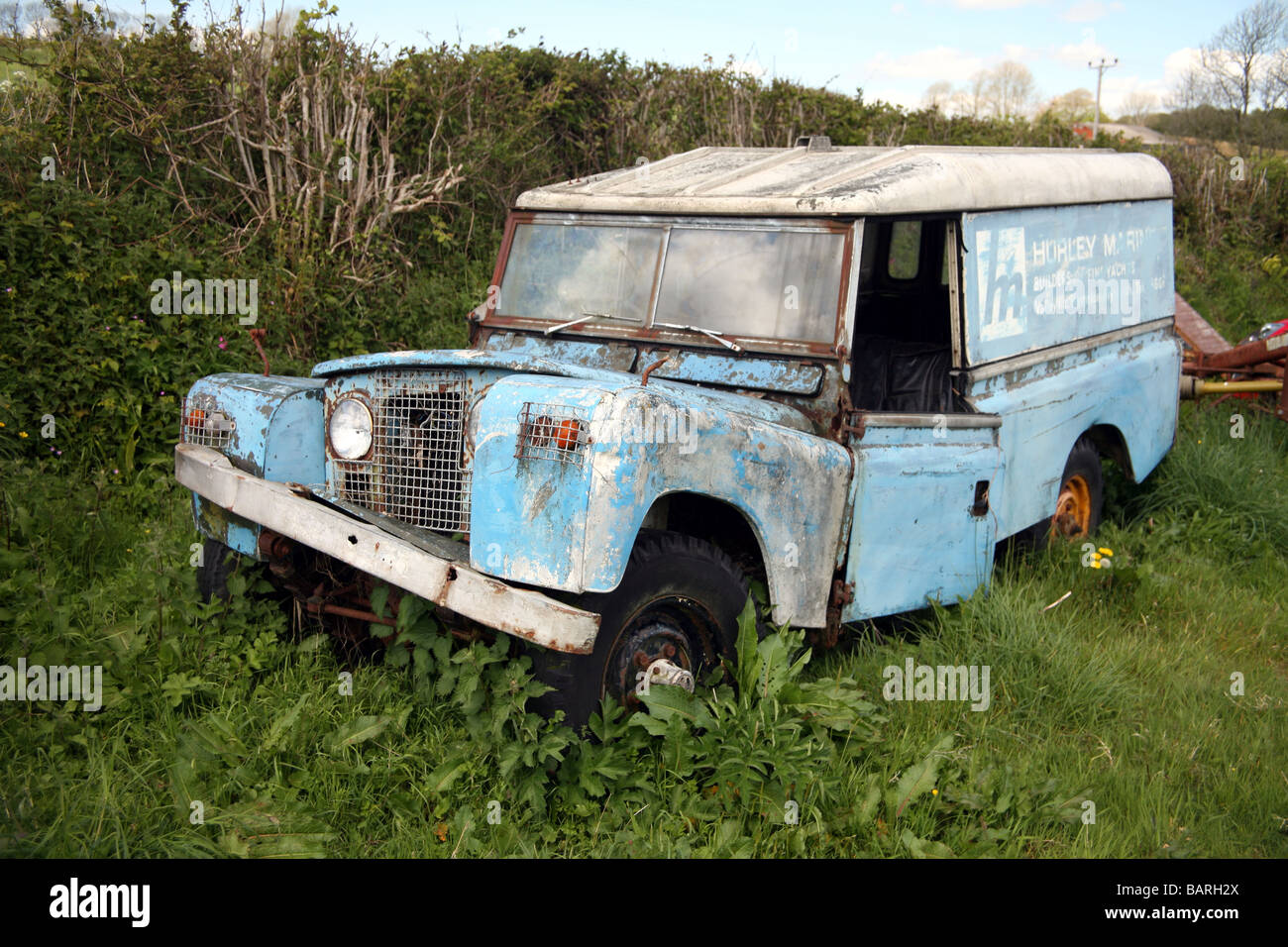 Verfallene Landrover auf einem Feld am Blackawton Stockfoto