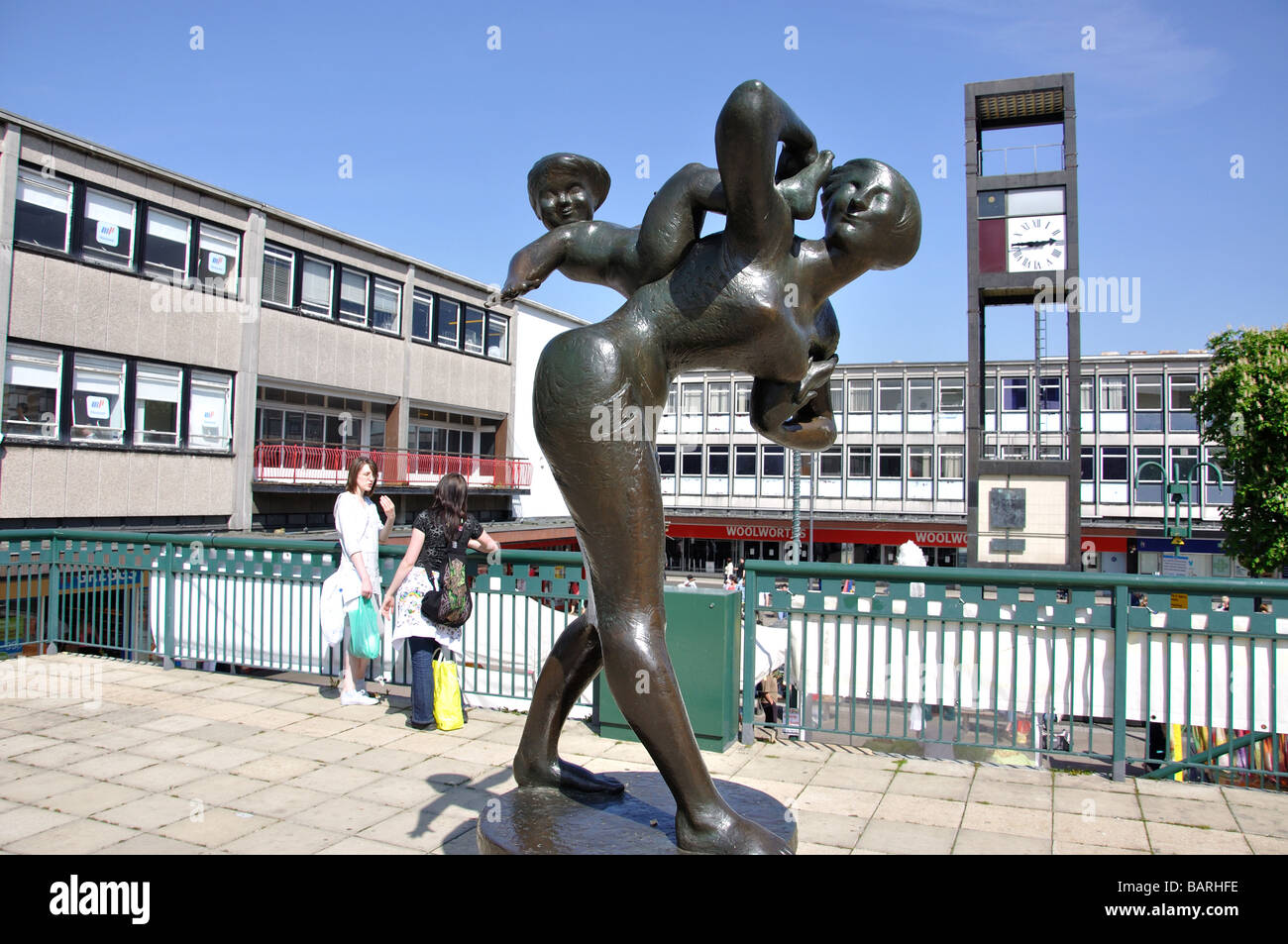 Mutter und Kind Skulptur und Clock Tower, Altstädter Ring, Stevenage, Hertfordshire, England, Vereinigtes Königreich Stockfoto