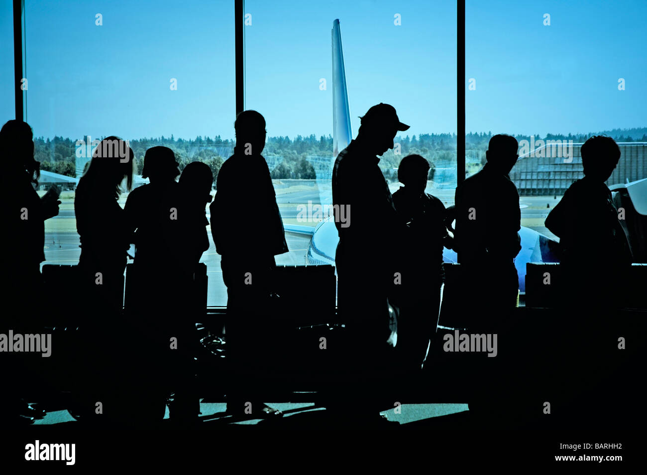Reisende, die Schlange stehen am Flughafen warten an Bord ein Flugzeugs Stockfoto