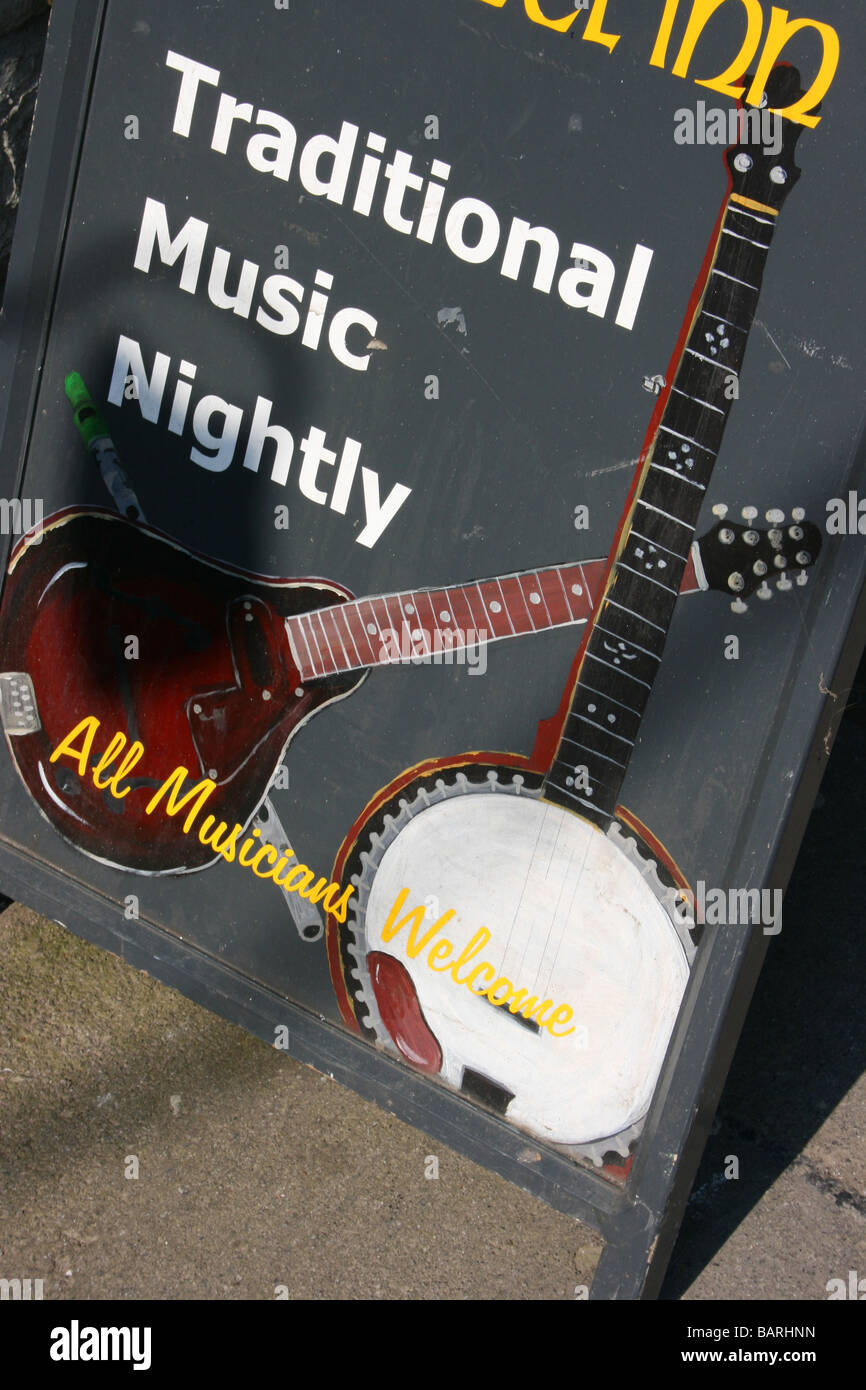 Melden Sie Werbung traditionellen irischen Musik in der Kneipe, Donegal Town, Irland Stockfoto