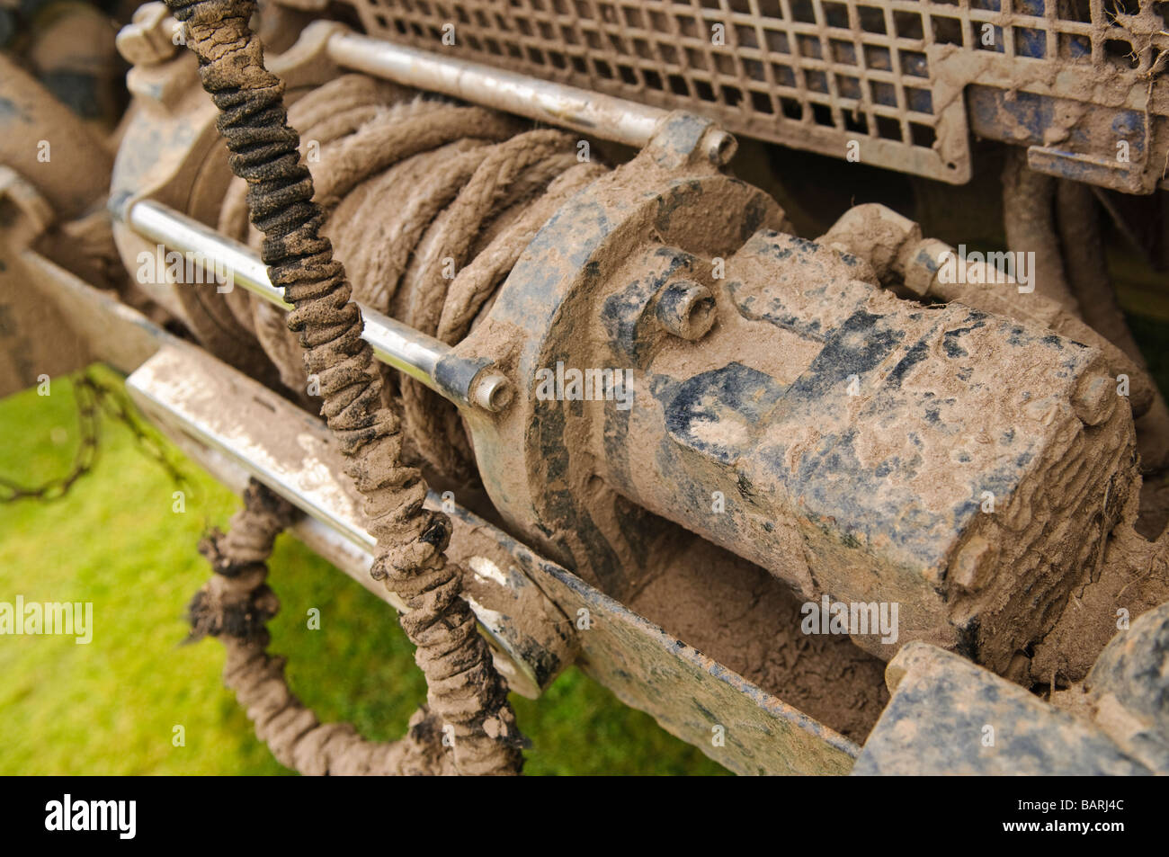 Schlamm bedeckt Seilwinde an der Vorderseite des 4 x 4 off-Road Landrover Stockfoto
