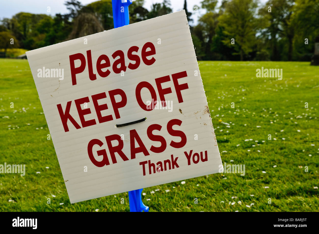 "Bitte halten Sie Off The Grass" Zeichen Stockfoto