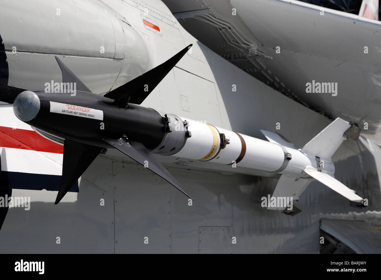 Sidewinder-Luft-Luft-Rakete montiert auf einem F8 Kreuzritter Kämpfer uss  Midway Aircraft Carrier Museum San Diego Kalifornien Usa Stockfotografie -  Alamy