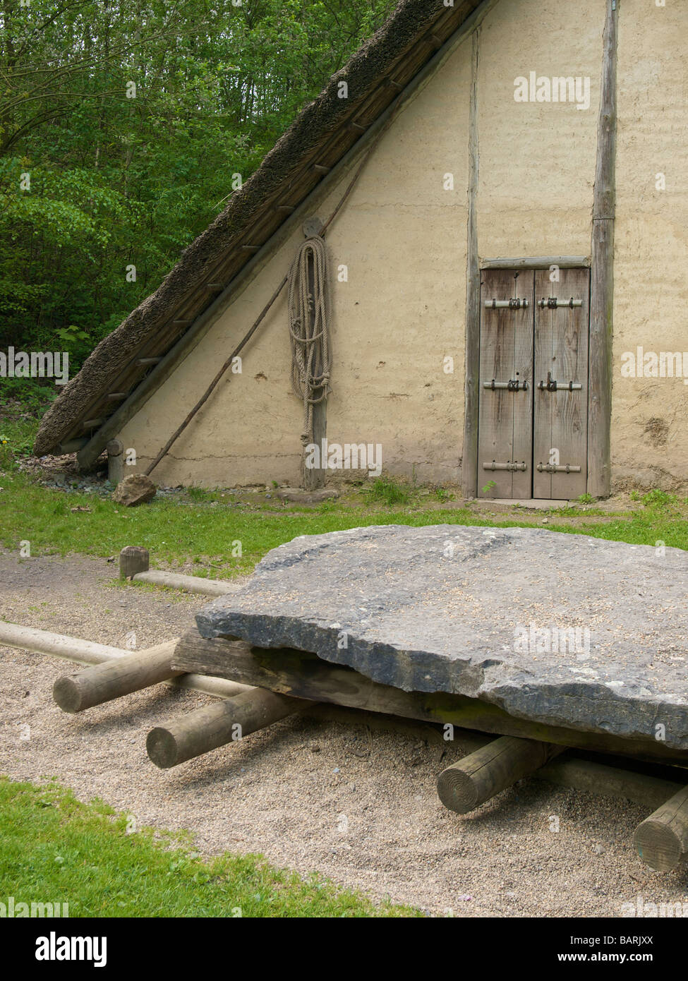 In der Jungsteinzeit zogen große Steinen mit Holzrollen auf eine Art von Schienen Stockfoto