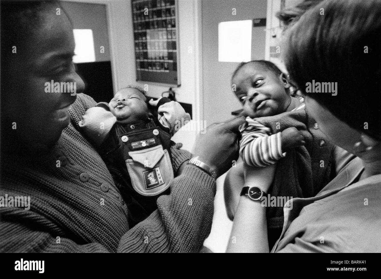Vorzeitige Zwillinge sechs Monate alt sind jetzt gut genug, um das Homerton Krankenhaus verlassen Stockfoto