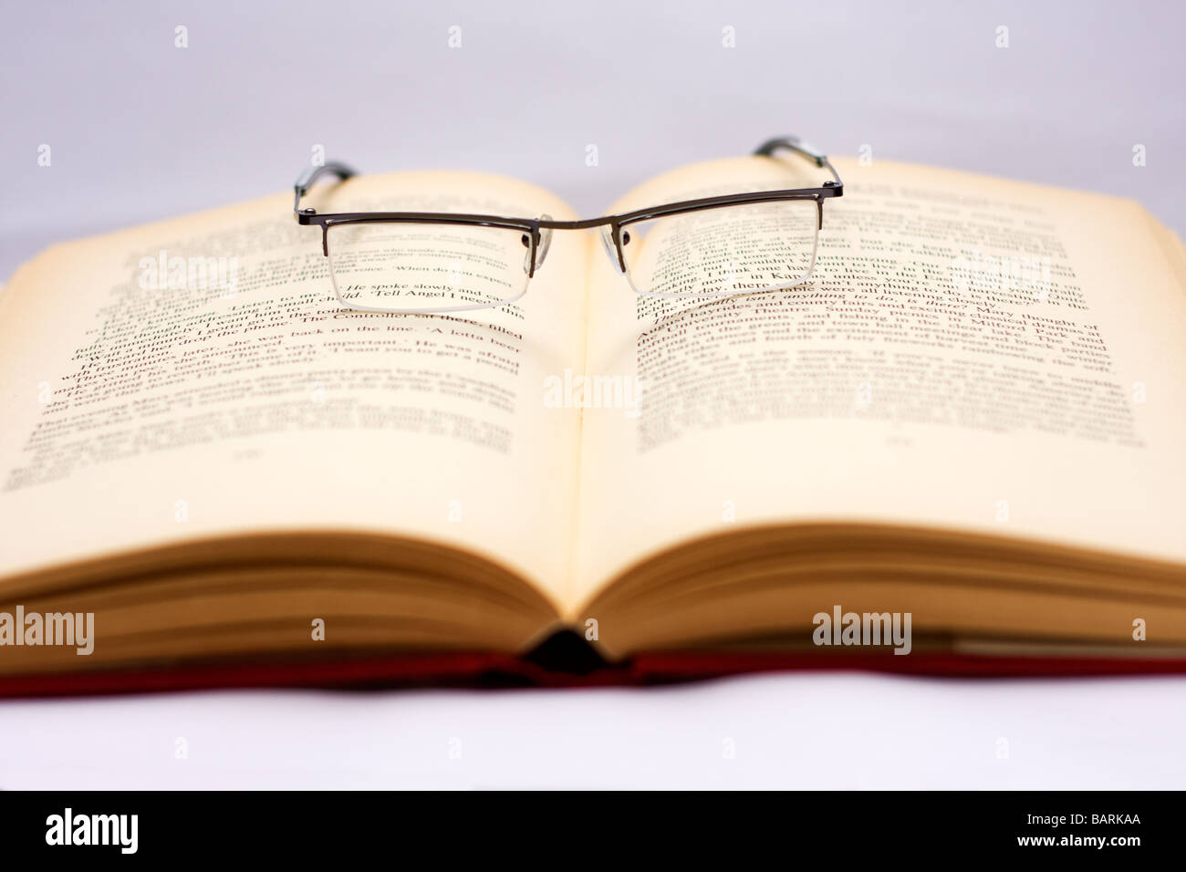 Brille auf ein offenes Buch Stockfoto