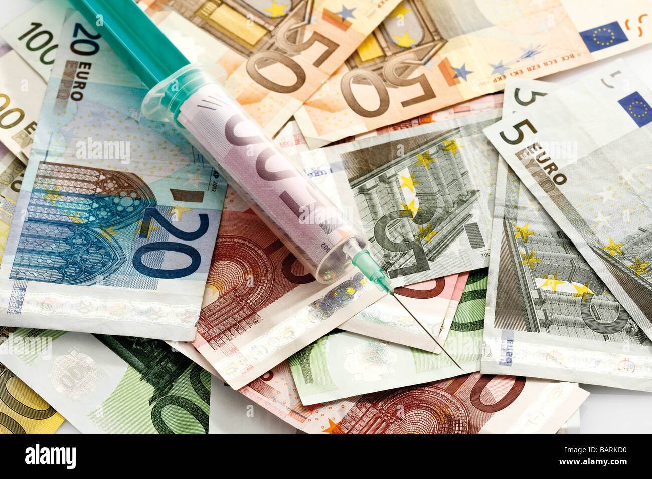 Euro-Banknoten und Spritze mit Euro-Schein Stockfoto