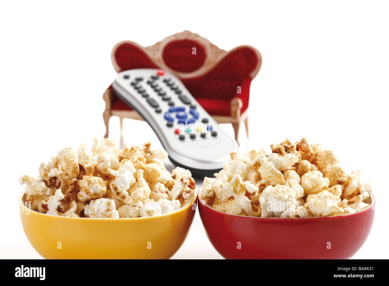Popcorn in Schalen mit Fernbedienung und Sofa, close-up Stockfoto