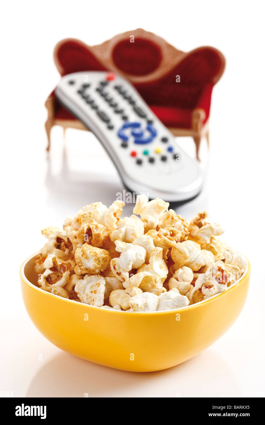 Popcorn in Schalen mit Fernbedienung und Sofa, close-up Stockfoto