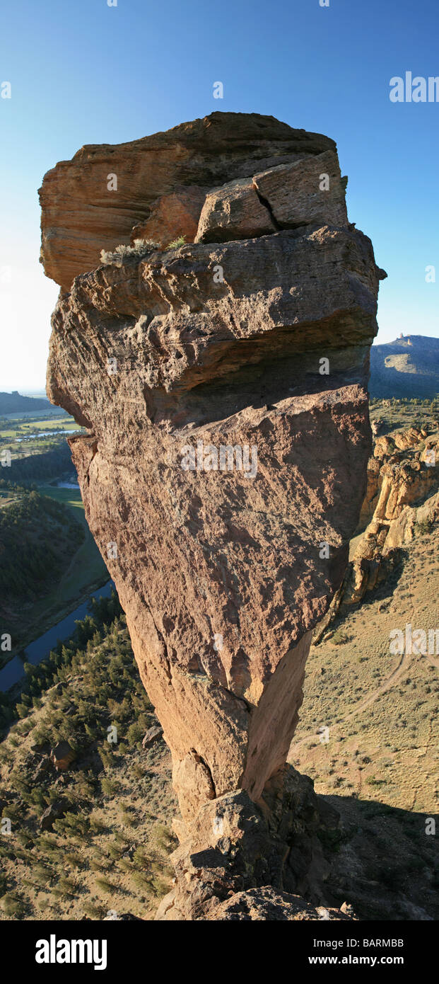 vertikales Panorama Affe Gesicht Rock Turm von der angrenzenden Felge Oregon Smith Rock State Park aus gesehen Stockfoto