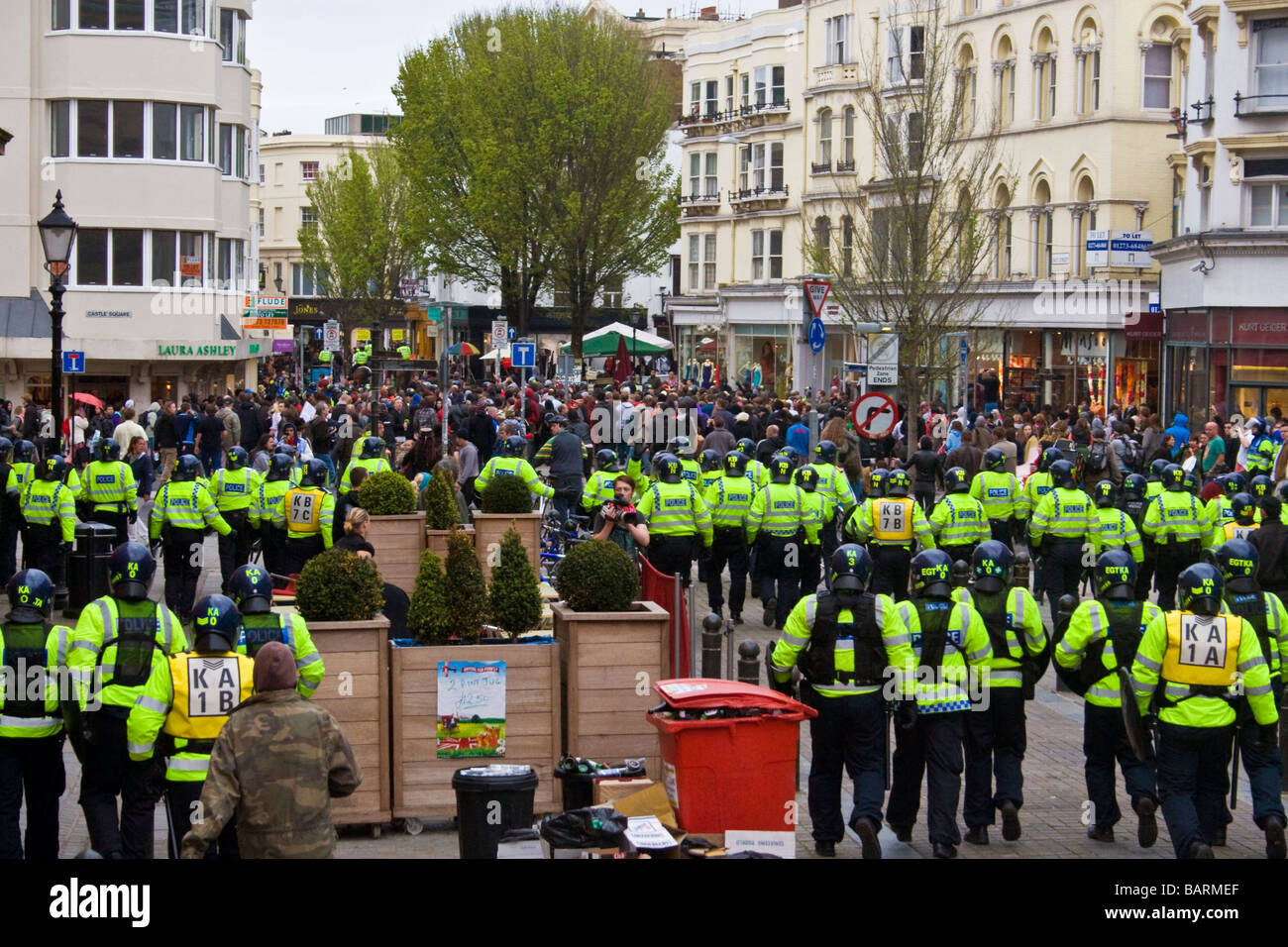 Linien der Bereitschaftspolizei enthalten Massen während Maifeiertag Proteste in Brighton, Sussex, UK JPH0195 Stockfoto