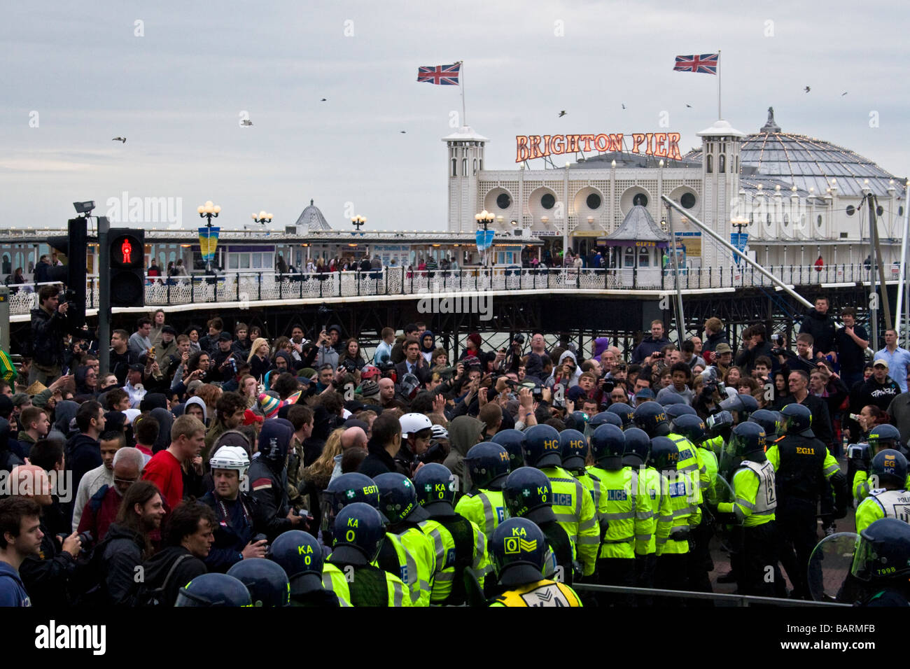 Linie der Bereitschaftspolizei zurückhalten Massen von Palace Pier während Maifeiertag Proteste in Brighton, Sussex, UK JPH0199 Stockfoto