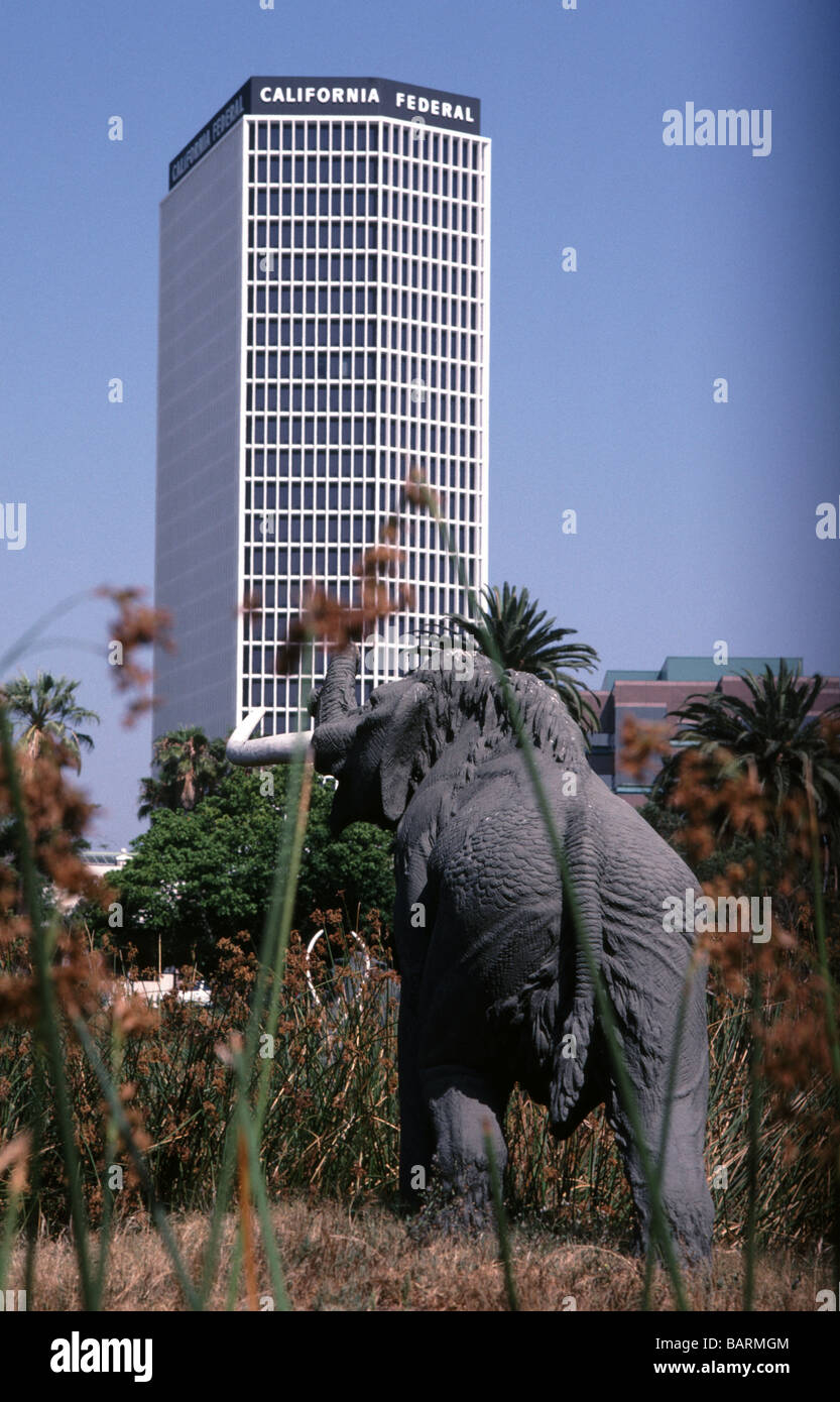 lebensgroße Fiberglas Modell eines Mastodon in Rancho LaBrea Teergruben in Los Angeles Kalifornien USA Stockfoto