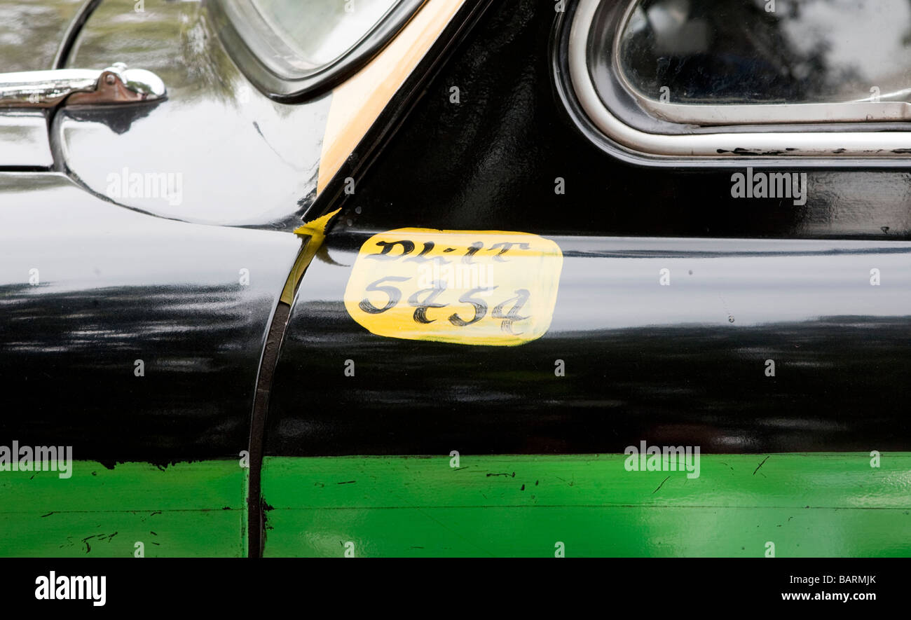 Fahrer-Kfz-Kennzeichen auf traditionelle Delhi Botschafter Taxi New Delhi Indien Stockfoto