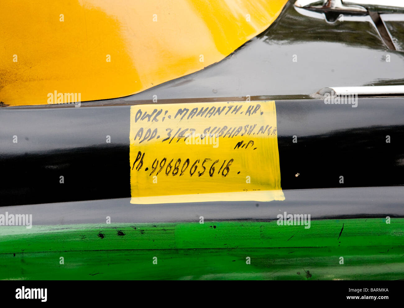 Fahrer-Kfz-Kennzeichen auf traditionelle Delhi Botschafter Taxi New Delhi Indien Stockfoto