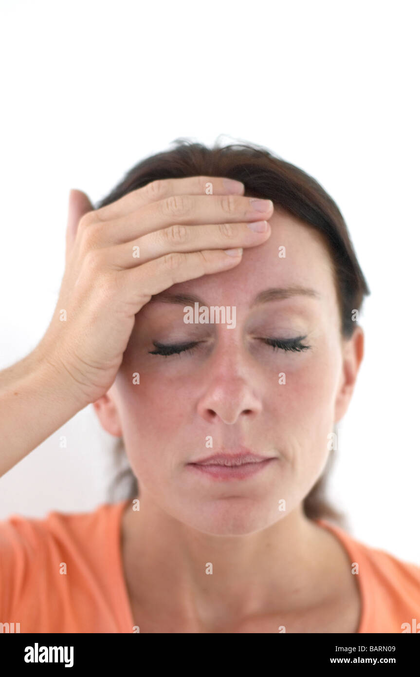 Junge Frau, die Kopfschmerzen Stockfoto