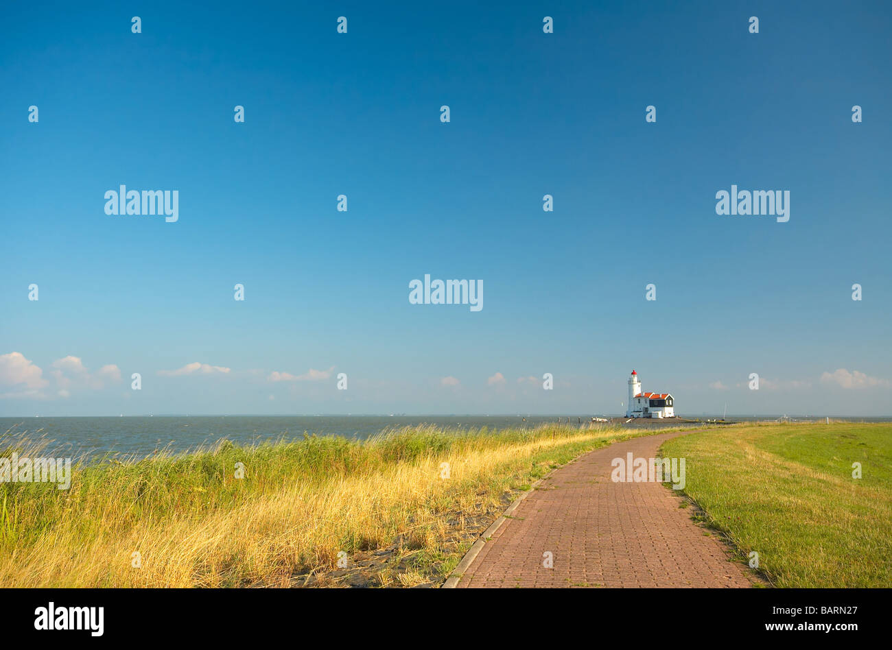 Weg zu einem Leuchtturm auf s ein Sommertag in Marken Holland Niederlande Stockfoto
