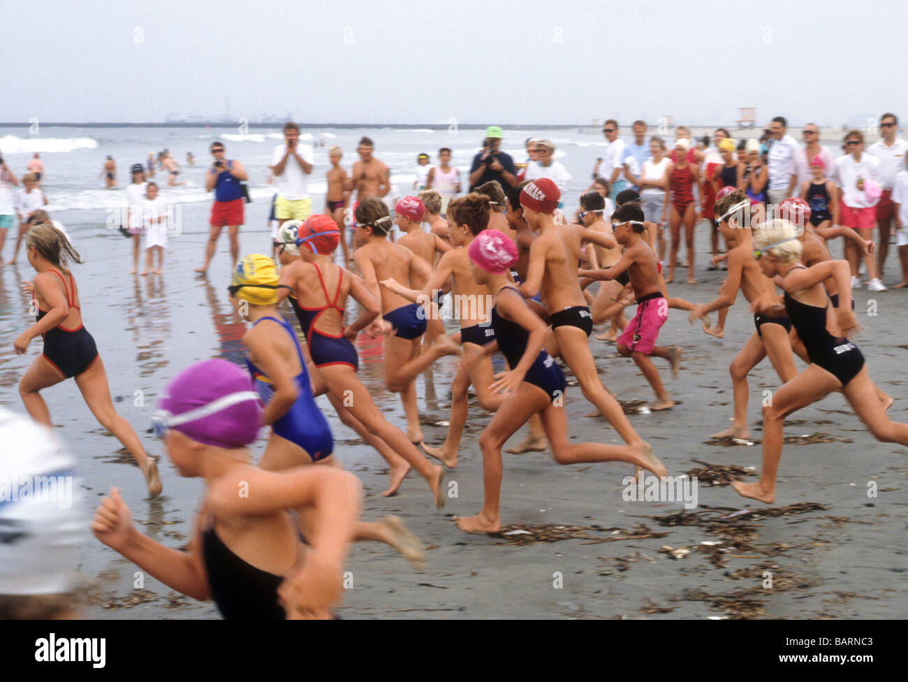 Ozean Schwimmen Strand Rennsport laufen konkurrieren Seesand Wasserstart Stockfoto