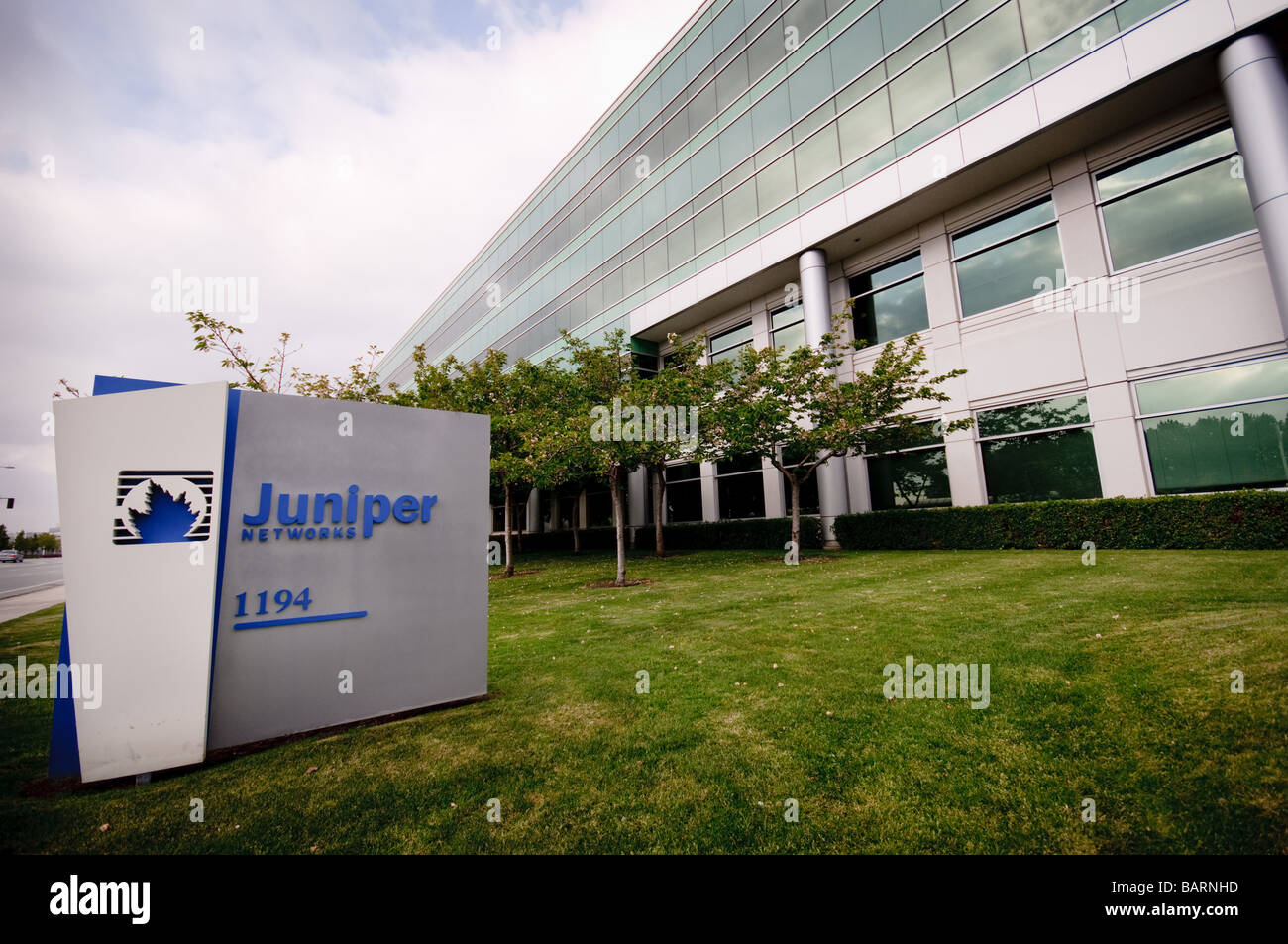 Blick auf Juniper Networks Zeichen und Gebäude Stockfoto