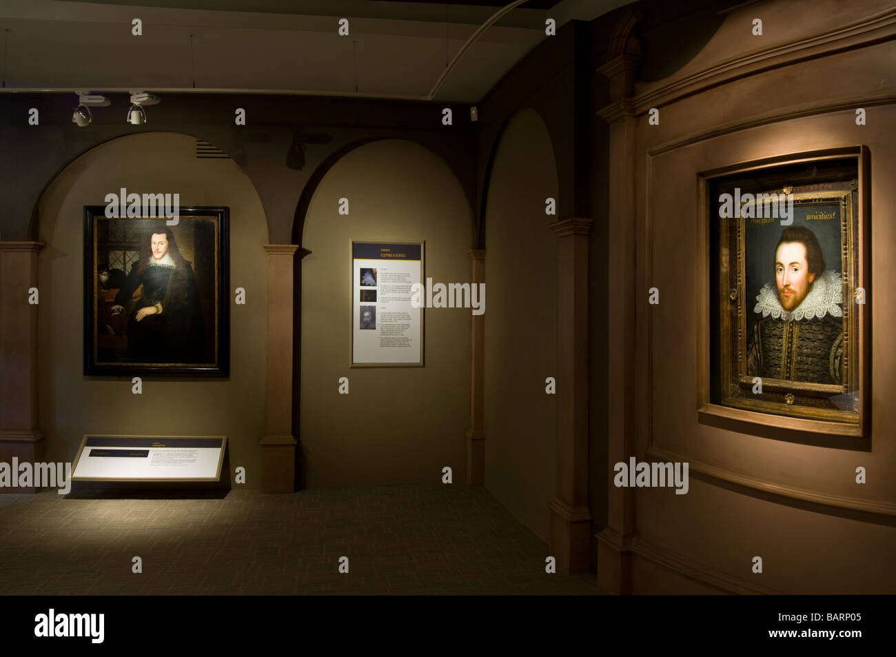 Das "Cobbe" Porträt (rechts) von William Shakespeare in der "Shakespeare gefunden" Ausstellung im Shakespeare Birthplace Trust. Stockfoto