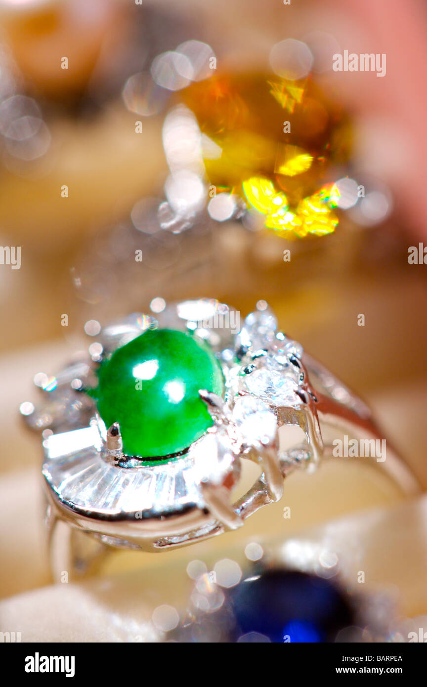 Diamant-Ringe mit Jade in Feld hautnah Stockfoto