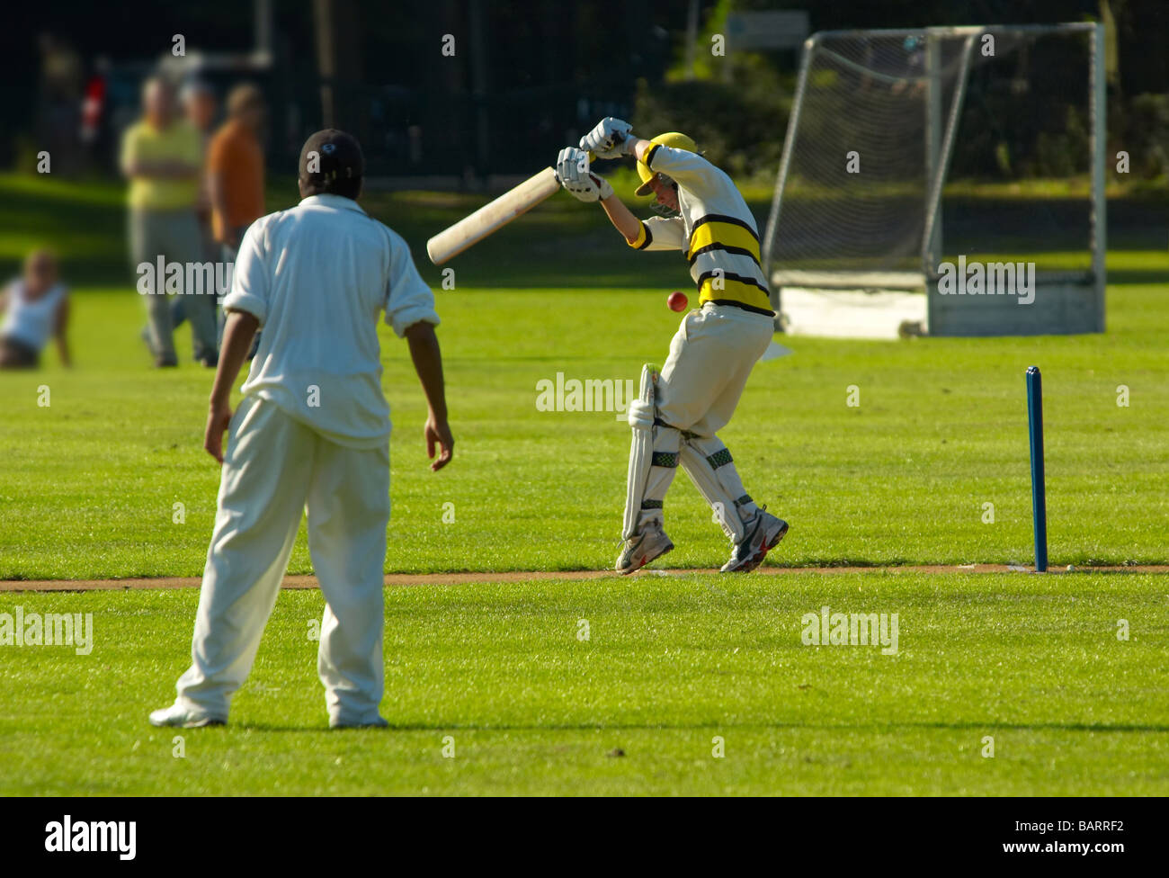 Lauffeuer von Menschen spielen cricket Stockfoto