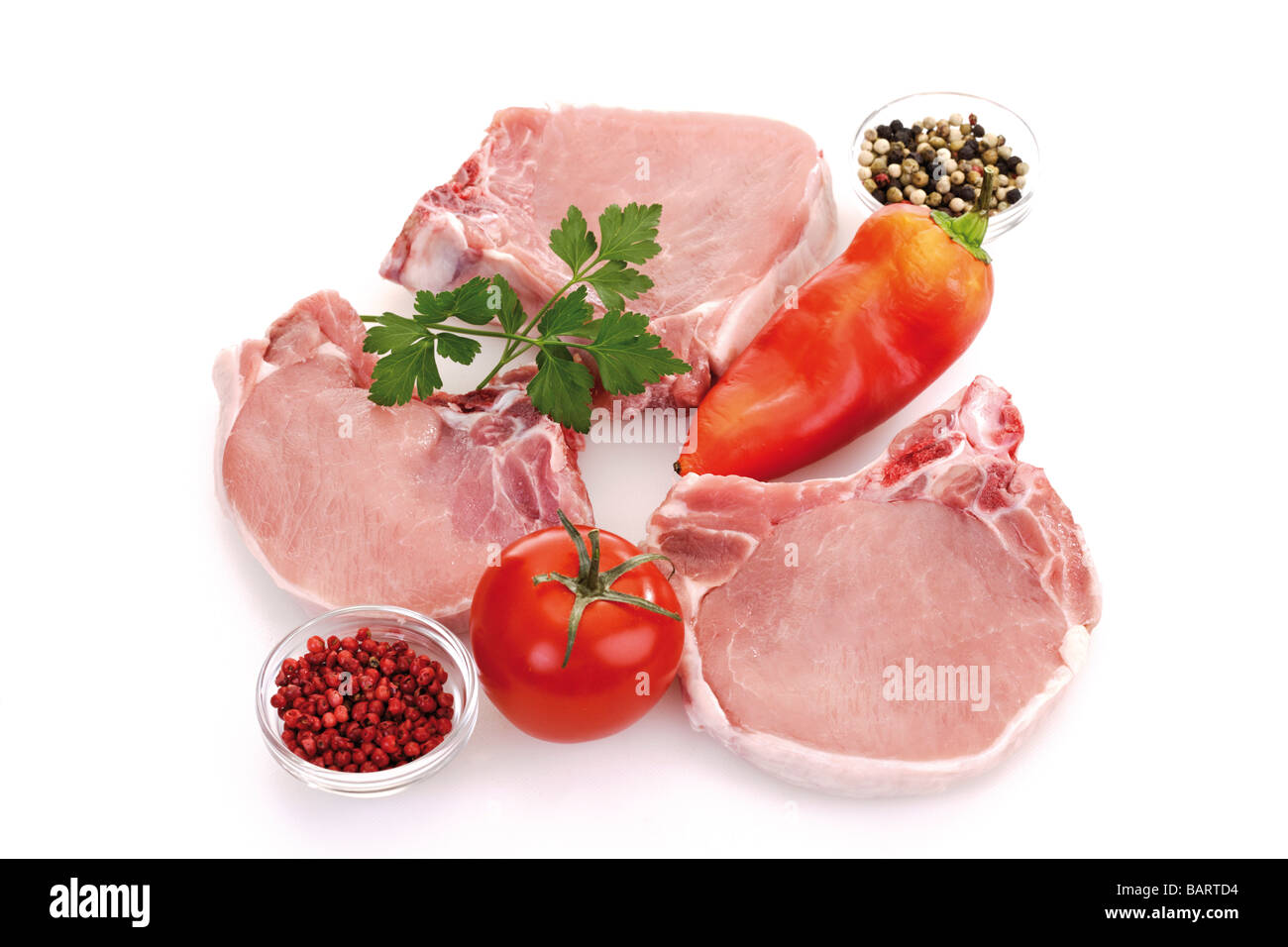 Rohe Porkchops, Gemüse und Gewürze, erhöhten Blick Stockfoto
