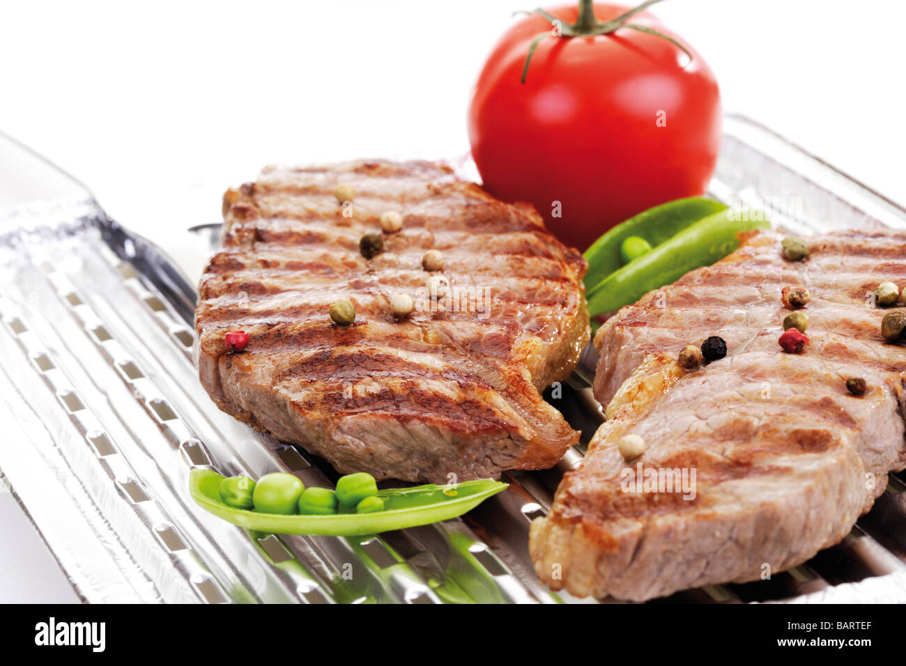 Gegrilltes Rumpsteak auf Alu-Grillpfanne Stockfoto