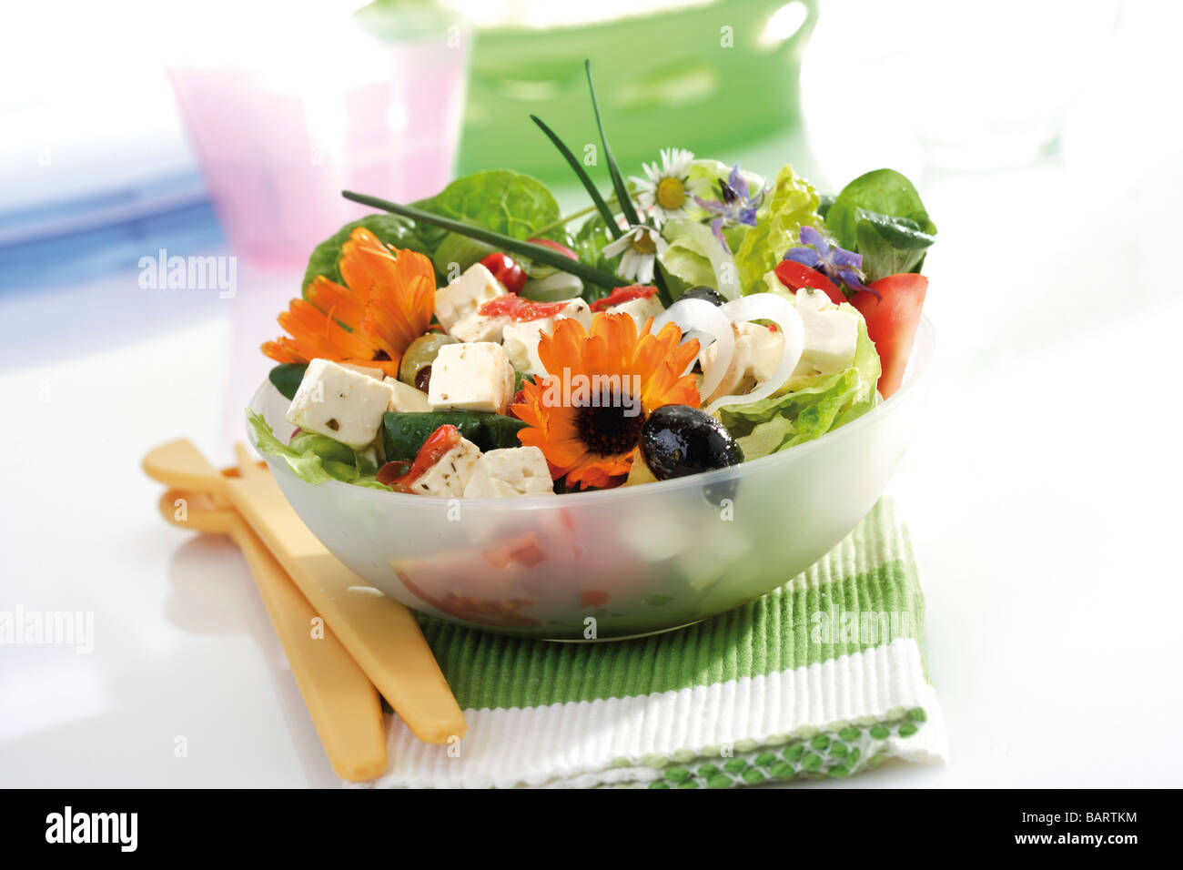 Gemischter Salat mit essbaren Blüten Stockfoto