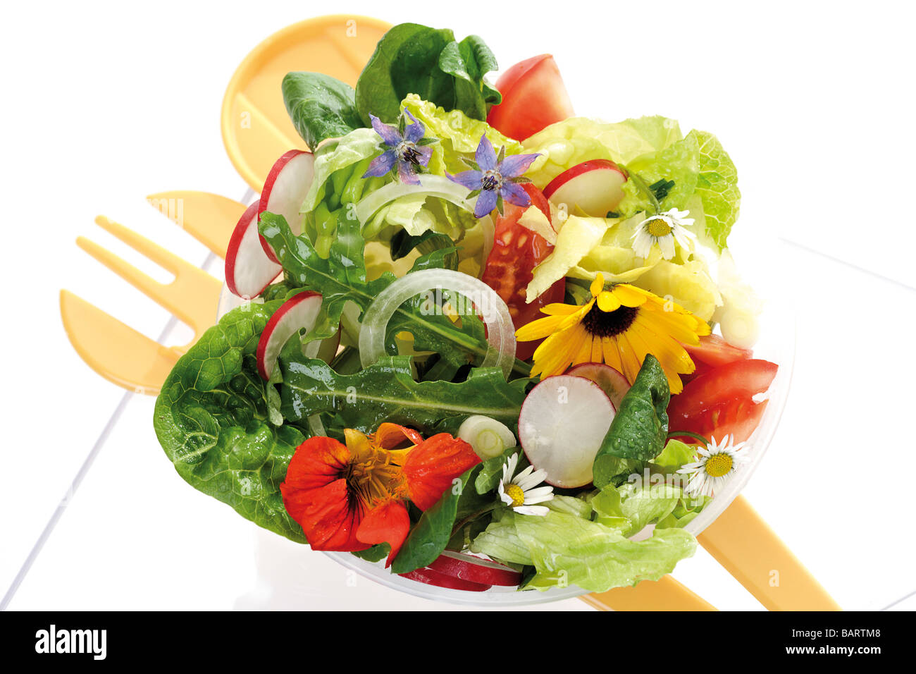 Gemischter Salat mit essbaren Blüten, erhöhten Blick Stockfoto
