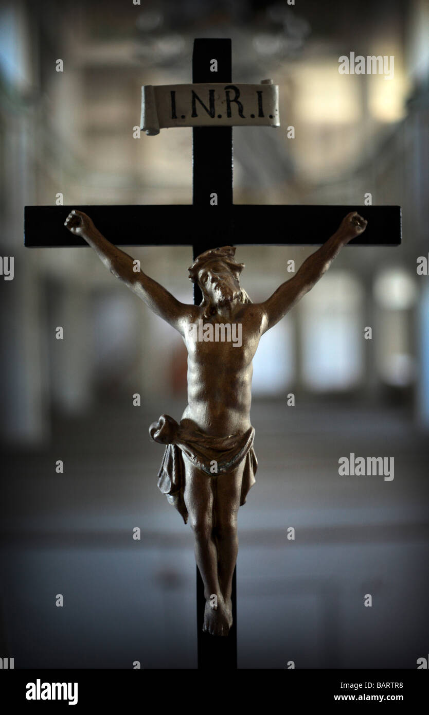 EIN KRUZIFIX IN EINE KIRCHE BUECHELOH Stockfoto
