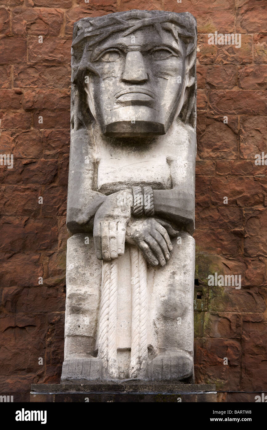 "Ecce Homo" Statue in den alten Ruinen Coventry Cathedral Stockfoto