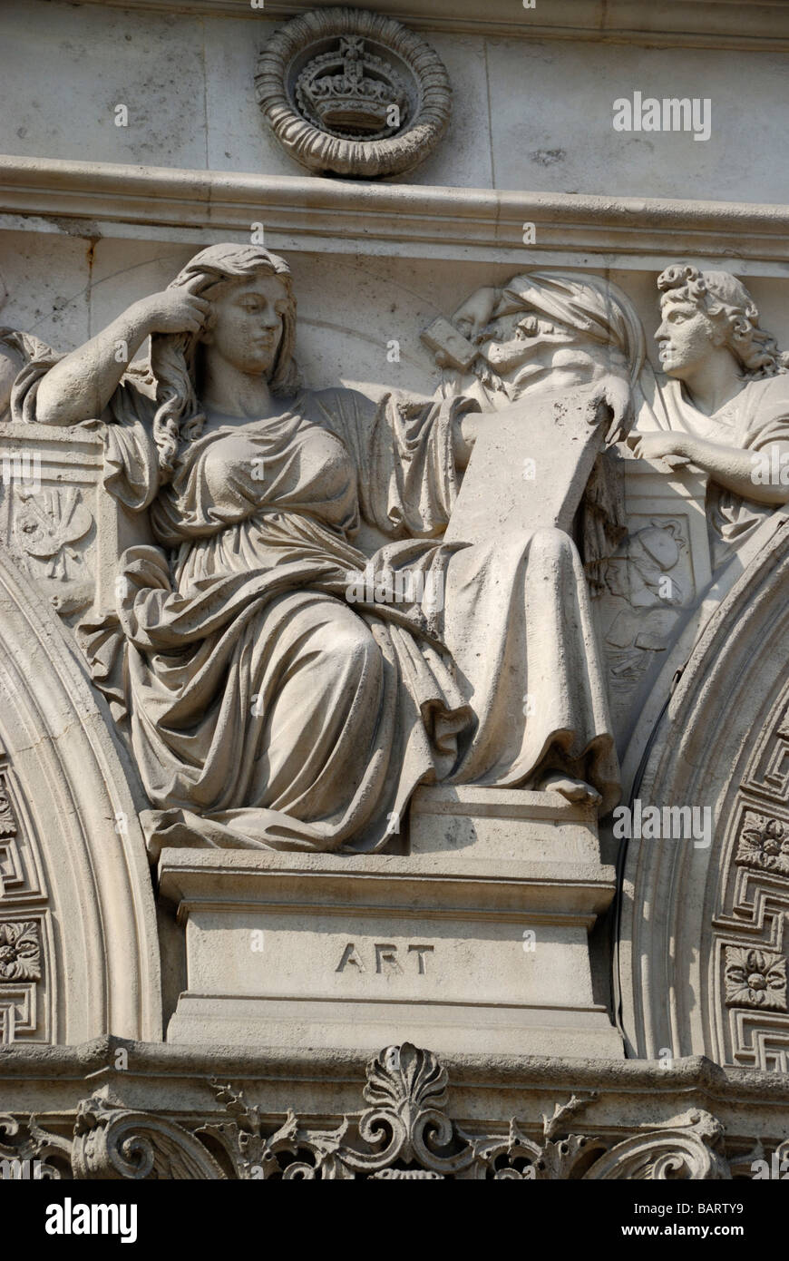 Skulptur repräsentieren Kunst im Außenbereich des alten auswärtige und Kolonialbüro in Whitehall, London Stockfoto