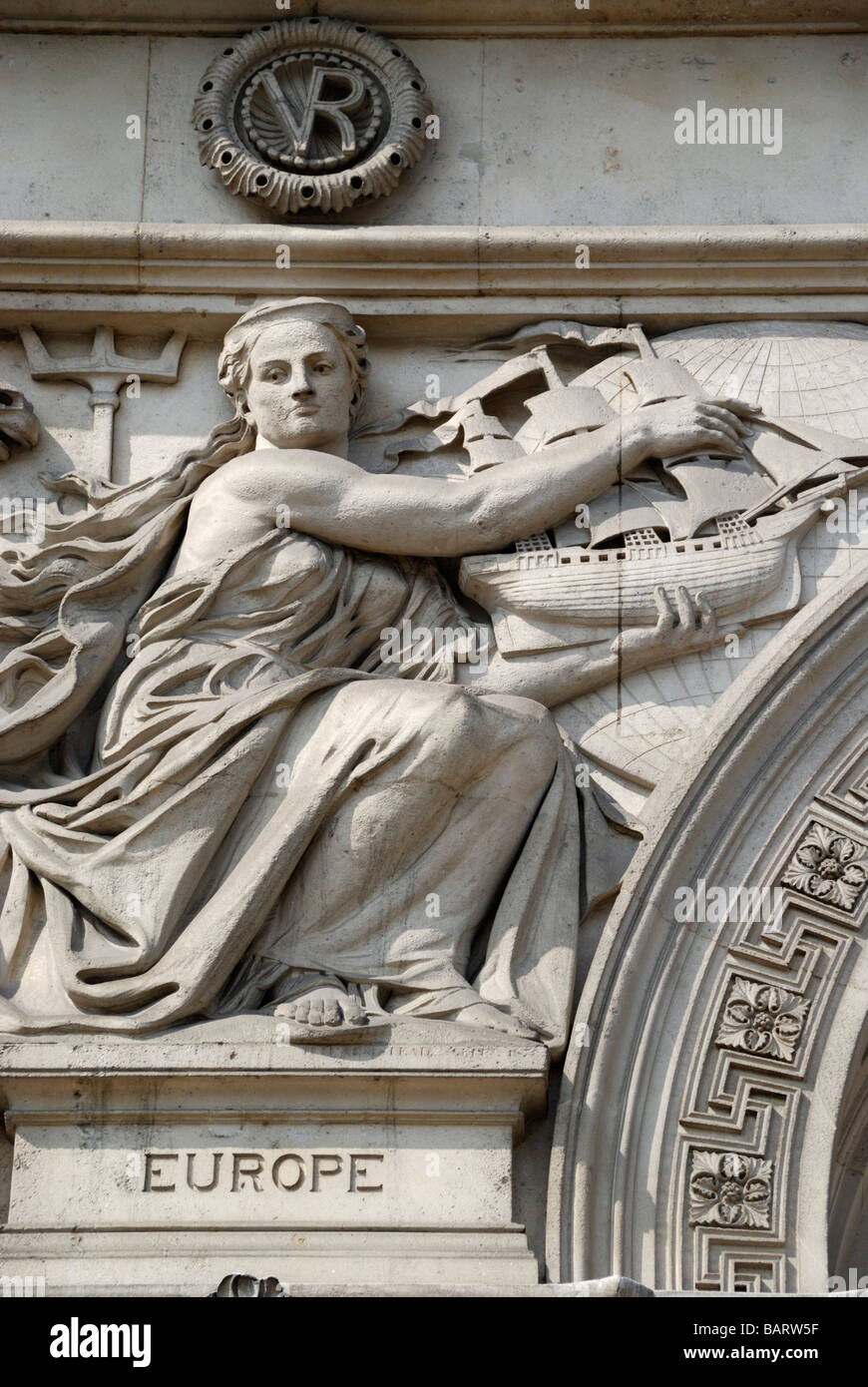 Skulptur, Vertretung der Kontinenten Europas auf der Außenseite des alten auswärtige und Kolonialbüro in Whitehall, London Stockfoto
