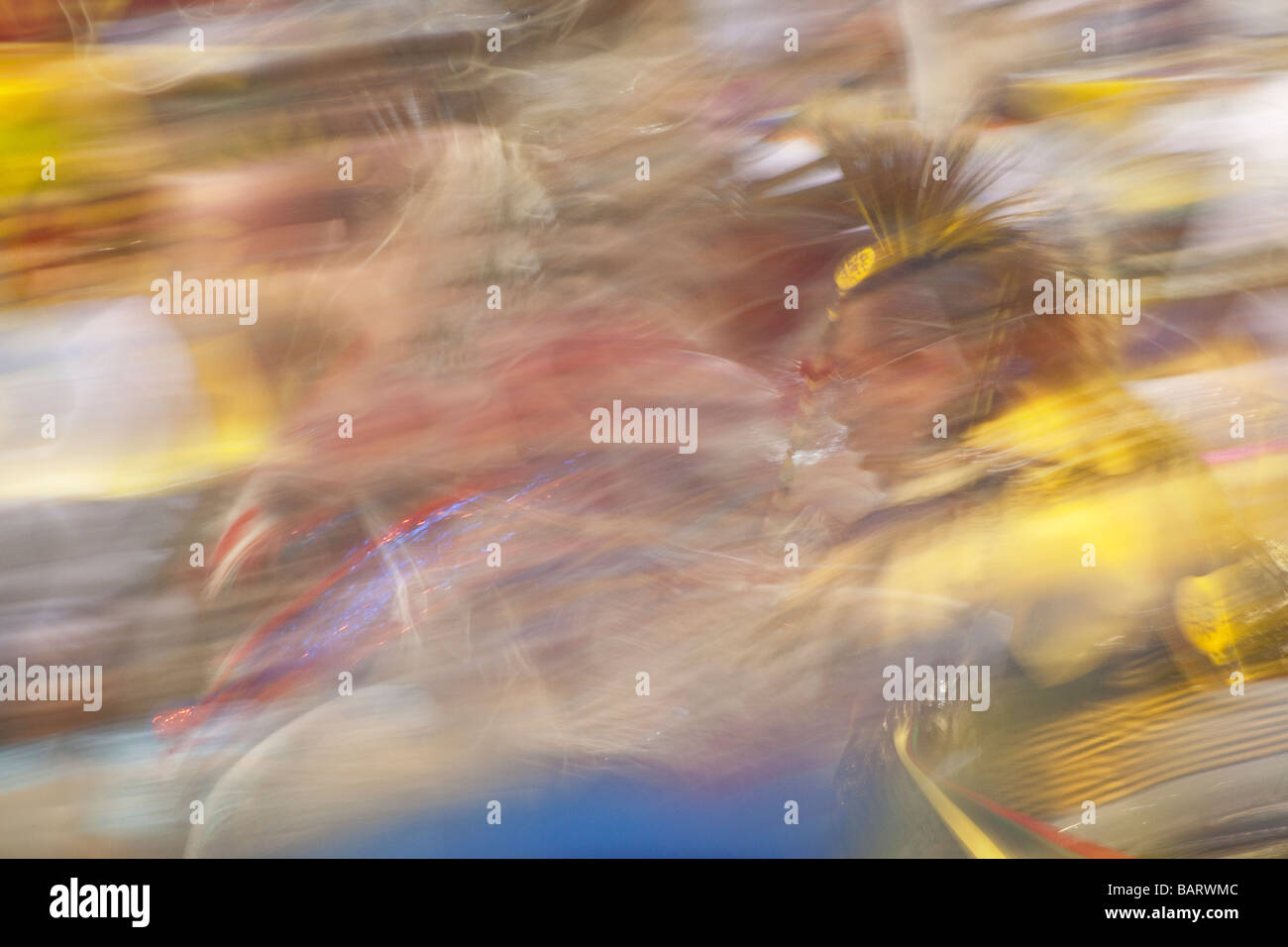 Powwow-Tänzer in Bewegung bei der Versammlung der Nationen Powwow, Albuquerque, New Mexico Stockfoto