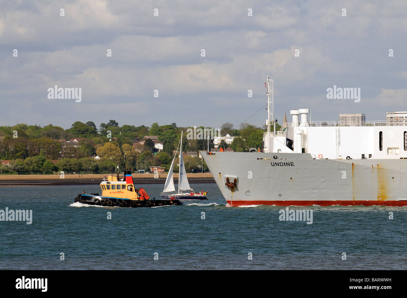 RoRo-Frachter Schiff Undine im Gange auf Southampton Water mit Schlepper Wyeguard anwesenden England UK Stockfoto