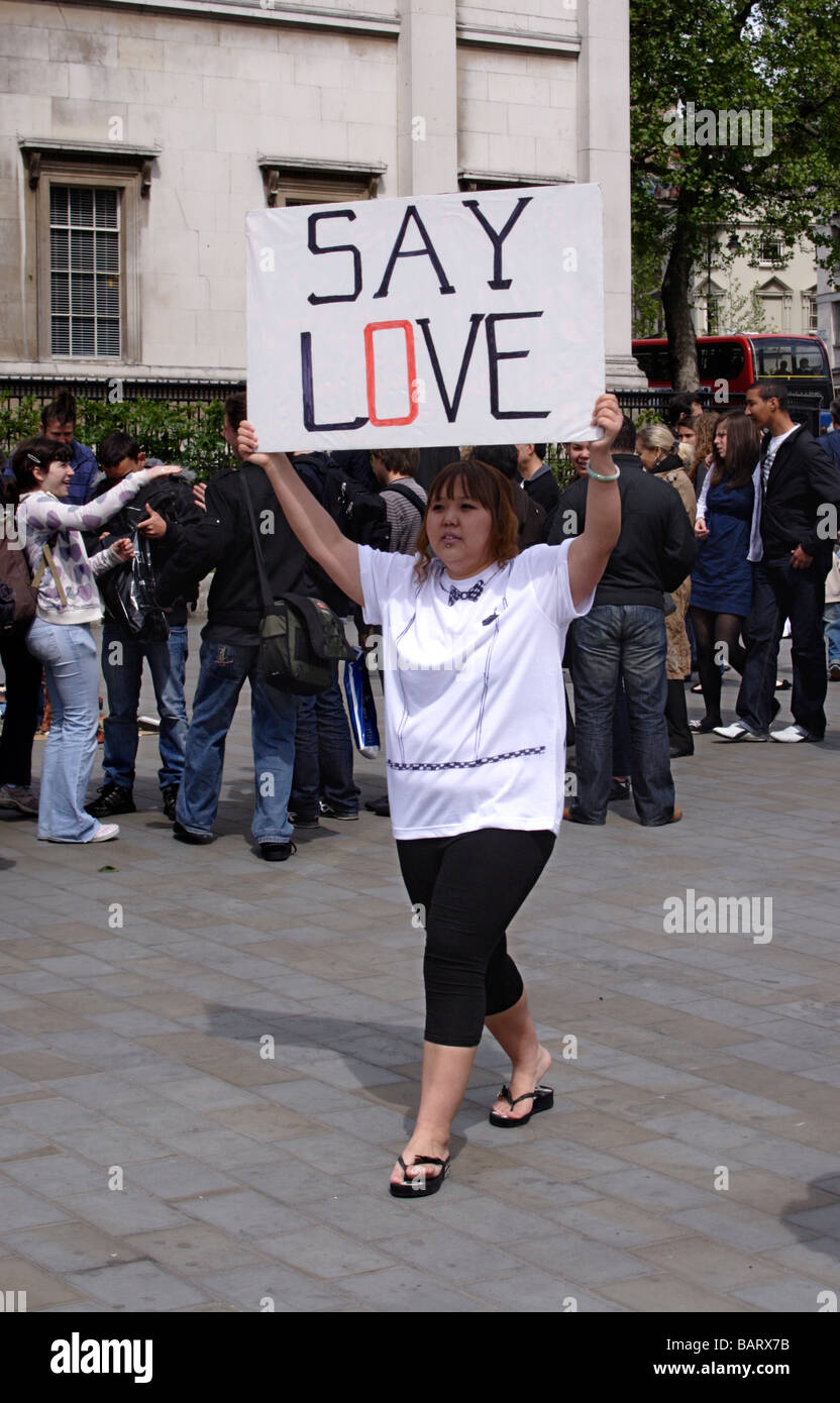 Mädchen mit Say Love Plakat Vaisakhi Sikh New Year Festival London 2009 Stockfoto