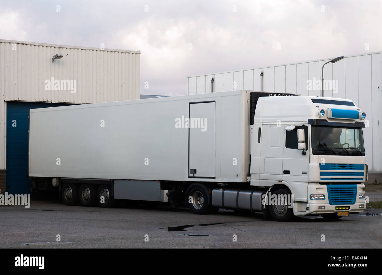 große LKW an der Laderampe Stockfoto