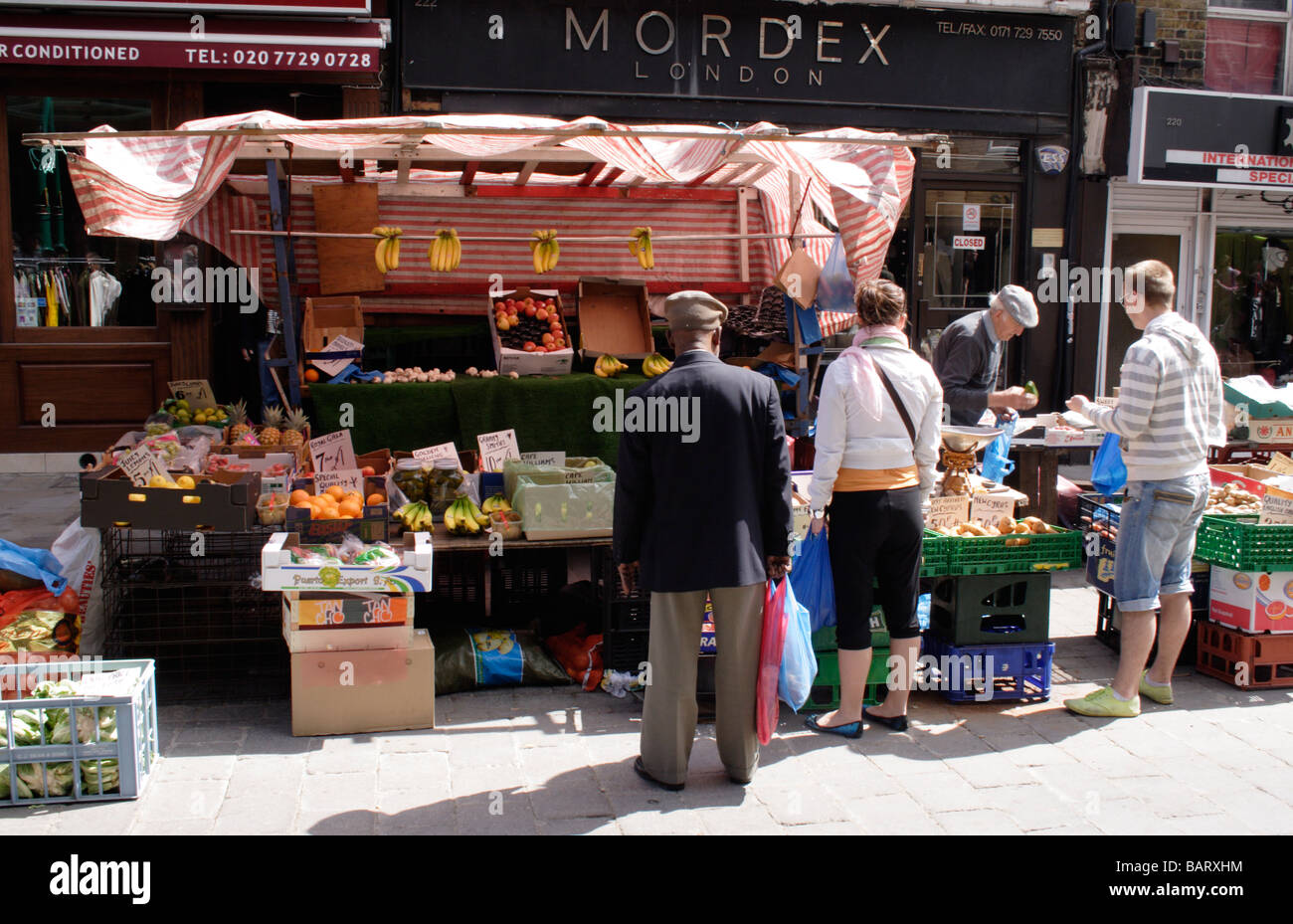 Obst und Gemüse Stand auf Brick Lane Market London Mai 2009 Stockfoto