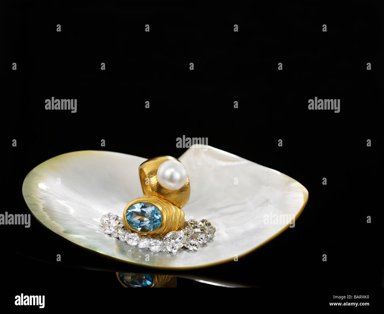 Diamanten auf Ringe in Muschel, Nahaufnahme Stockfoto
